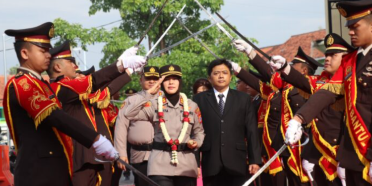 Tradisi Pedang Pora Sambut Kapolres Bantul yang Baru