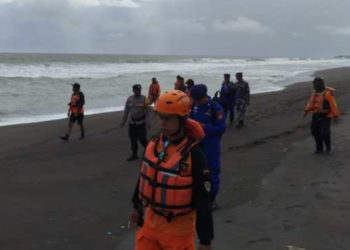 Tragedi perahu terbalik dihantam ombak di Pantai Congot, satu nelayan meninggal dan satu hilang. Pencarian berlanjut hingga jelang Magrib