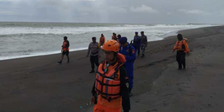 Tragedi perahu terbalik dihantam ombak di Pantai Congot, satu nelayan meninggal dan satu hilang. Pencarian berlanjut hingga jelang Magrib