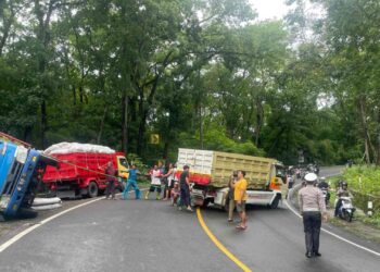 Truk Muatan Pupuk Terguling di Jalan Jogja – Wonosari
