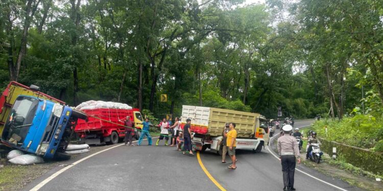 Truk Muatan Pupuk Terguling di Jalan Jogja – Wonosari