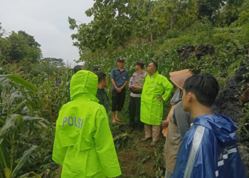 Warga bersama Petugas Kepolisian Saat Mencari Korban Hilang di Ladang