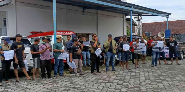 warga Padukuhan Sanggrahan, Kalurahan Tegaltirto, Berbah, Sleman menggeruduk kantor Kalurahan Berbah menuntut agar kepala Dukuh Sanggrahan Hermawan untuk mundur