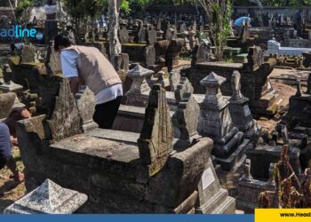 Gotong Royong Warga dan Mahasiswa KKN-T di Makam Dusun Gunungsaren Lor untuk Persiapan Sadranan