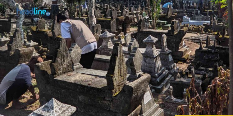 Gotong Royong Warga dan Mahasiswa KKN-T di Makam Dusun Gunungsaren Lor untuk Persiapan Sadranan