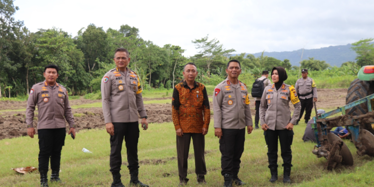Kapolda DIY Irjen Pol Suwondo Nainggolan meninjau langsung lokasi lahan persiapan penanaman jagung di Balong Opak, Padukuhan Kralas, Kalurahan Canden