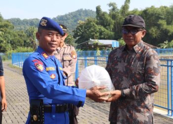 Kasat Polair Polres Bantul AKP Martono secara simbolis menyerahkan bibit ikan air tawar di Embung Imogiri 1