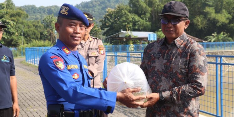 Kasat Polair Polres Bantul AKP Martono secara simbolis menyerahkan bibit ikan air tawar di Embung Imogiri 1