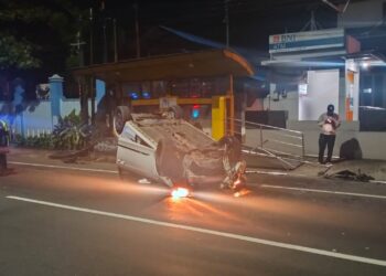 Kecelakaan Mobil Tabrak Halte Trans Jogja di Kalasan