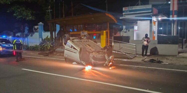 Kecelakaan Mobil Tabrak Halte Trans Jogja di Kalasan