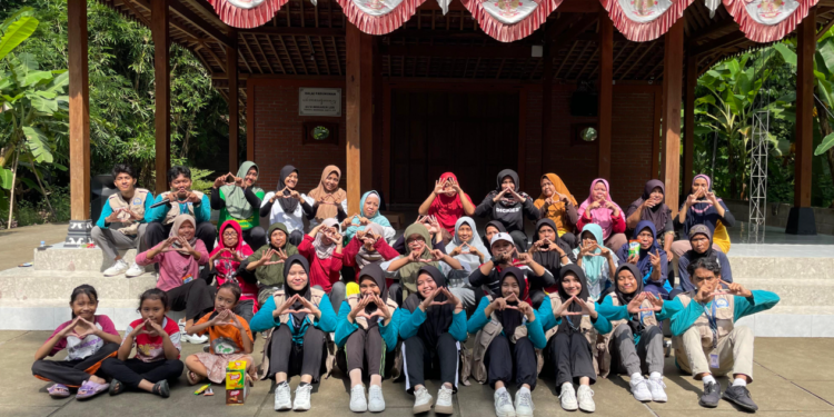 Mahasiswa KKN-T Universitas Alma Ata Kelompok 25 Gelar Senam Kedua Bersama Warga Gunungsaren Lor