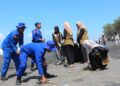 Mahasiswa Universitas Alma Ata Bersama dengan Polisi Melakukan Bersih Pantai di Srandakan Bantul