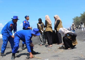 Mahasiswa Universitas Alma Ata Bersama dengan Polisi Melakukan Bersih Pantai di Srandakan Bantul