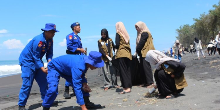 Mahasiswa Universitas Alma Ata Bersama dengan Polisi Melakukan Bersih Pantai di Srandakan Bantul