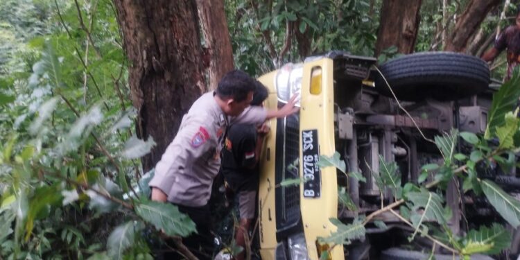Mobil Terpesorok di Jurang sedalam 5 Meter di Bantul