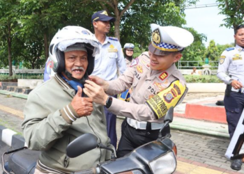 Operasi Keselamatan Lalu lintas Polres Bantul Bagikan Helm Gratis