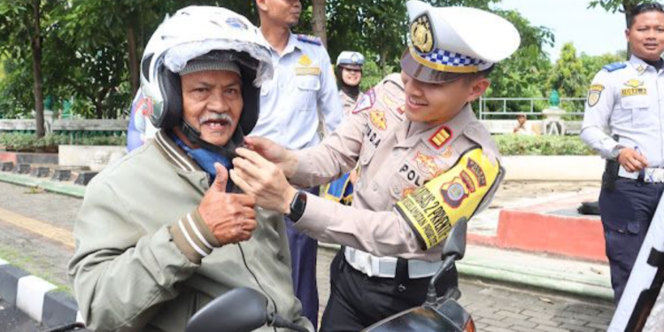 Operasi Keselamatan Lalu lintas Polres Bantul Bagikan Helm Gratis