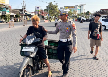 Personel Satlantas Polres Bantul menegur pengendara yang tidak mematuhi aturan lalu lintas saat patroli dalam rangka program Si Dul (Polisi Peduli) di kawasan tertib lalu lintas Bantul