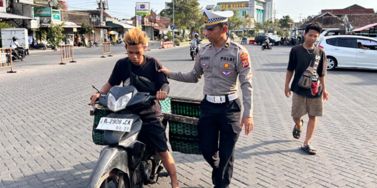 Personel Satlantas Polres Bantul menegur pengendara yang tidak mematuhi aturan lalu lintas saat patroli dalam rangka program Si Dul (Polisi Peduli) di kawasan tertib lalu lintas Bantul