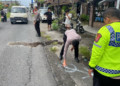 Petugas Kepolisian berada di Lokasi Kejadian Kecelakaan yang mengakibatkan korban meninggal dunia