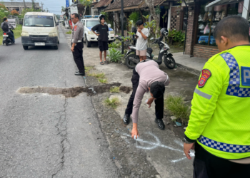 Petugas Kepolisian berada di Lokasi Kejadian Kecelakaan yang mengakibatkan korban meninggal dunia