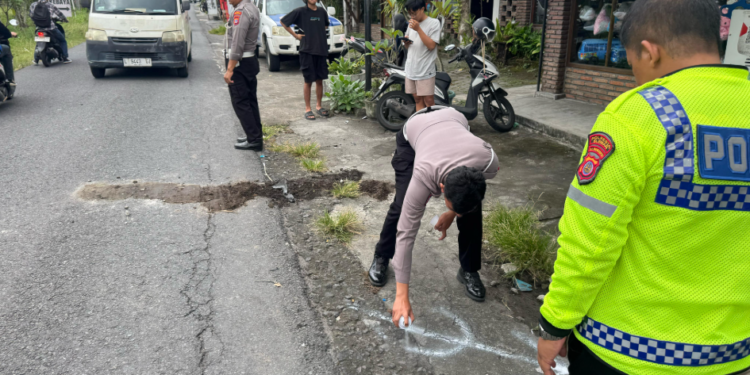 Petugas Kepolisian berada di Lokasi Kejadian Kecelakaan yang mengakibatkan korban meninggal dunia