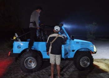 Petugas Kepolisian melakukan pencarian di sekitar pantai ditemukan surat wasiat