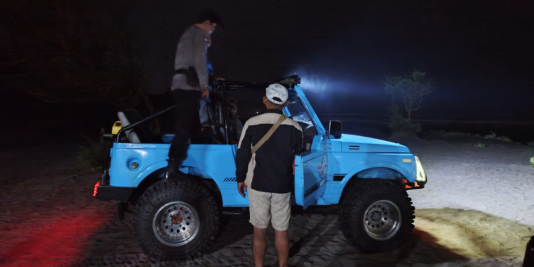 Petugas Kepolisian melakukan pencarian di sekitar pantai ditemukan surat wasiat