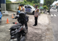 Petugas Kepolisian mendatangi lokasi kejadian kecelakaan libatkan 3 sepeda motor di Jalan Pramuka