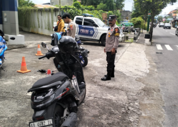 Petugas Kepolisian mendatangi lokasi kejadian kecelakaan libatkan 3 sepeda motor di Jalan Pramuka