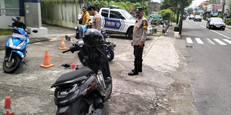 Petugas Kepolisian mendatangi lokasi kejadian kecelakaan libatkan 3 sepeda motor di Jalan Pramuka