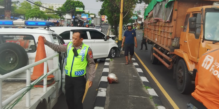 Petugas Kepolisian sedang melakukan evakuasi kecelakaan tunggal mobil di Kalasan