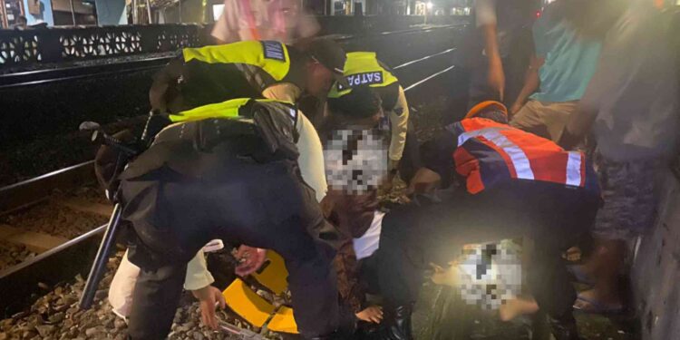 Petugas Terkait sedang melakukan Evakuasi Korban Terjatuh dari KA Gajayana