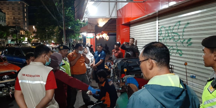 Petugas gabungan memeriksa TKP tempat penemuan Jenazah di Becak Kayuh Yogyakarta