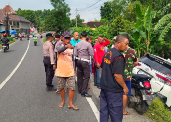 Petugas kepolisian bersama warga mengevakuasi mobil Toyota Rush yang terlibat kecelakaan dengan tiga sepeda motor di Jalan Raya Selomartani, Kalasan, Sleman