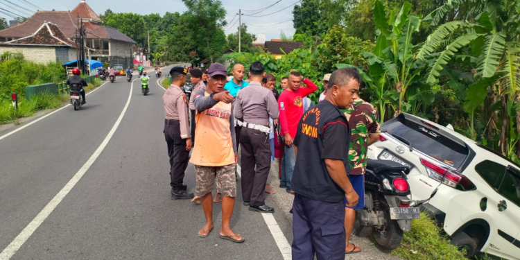 Petugas kepolisian bersama warga mengevakuasi mobil Toyota Rush yang terlibat kecelakaan dengan tiga sepeda motor di Jalan Raya Selomartani, Kalasan, Sleman