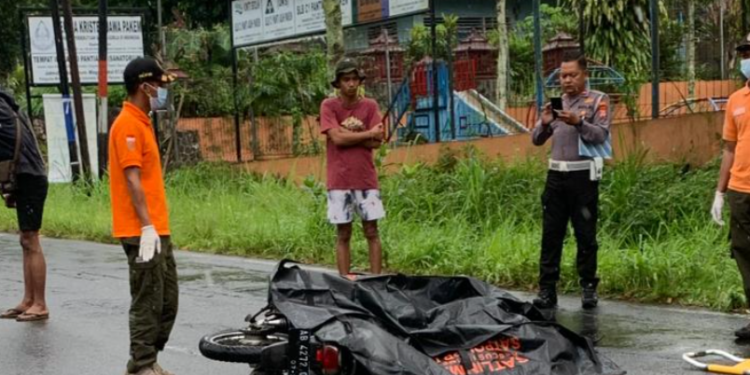 Petugas kepolisian melakukan olah TKP Kecelakaan maut terjadi di Jl. Kaliurang Km 21, Pakem
