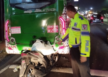 Petugas kepolisian melakukan olah TKP kecelakaan lalu lintas di Jl. Wates Km. 5, Sleman, Kamis (2022025) malam