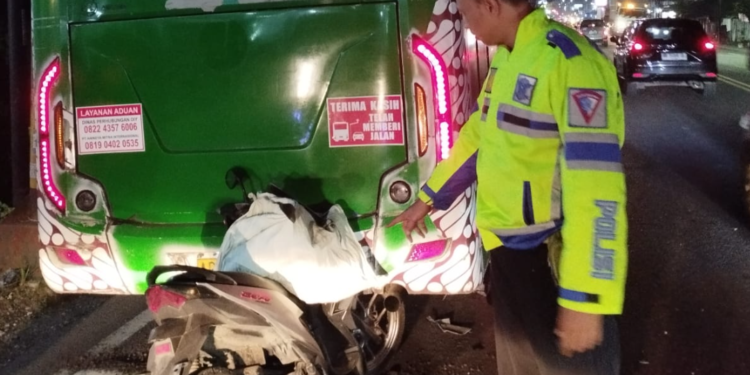 Petugas kepolisian melakukan olah TKP kecelakaan lalu lintas di Jl. Wates Km. 5, Sleman, Kamis (2022025) malam