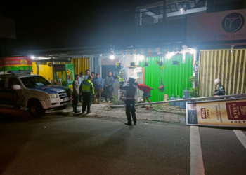 Petugas kepolisian melakukan olah TKP kecelakaan tunggal di depan Toko Ahmart, Condongcatur, Depok, Sleman