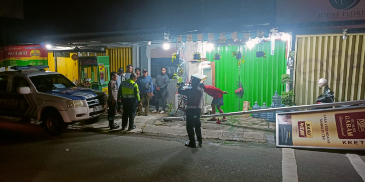 Petugas kepolisian melakukan olah TKP kecelakaan tunggal di depan Toko Ahmart, Condongcatur, Depok, Sleman