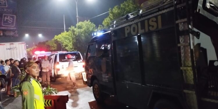 Polisi Melakukan Evakuasi Korban Kecelakaan di Maguoharjo Depok Sleman