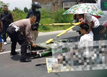 Polisi dan Tim Medis Melakukan Evakuasi Korban Kecelakaan di Godean Sleman