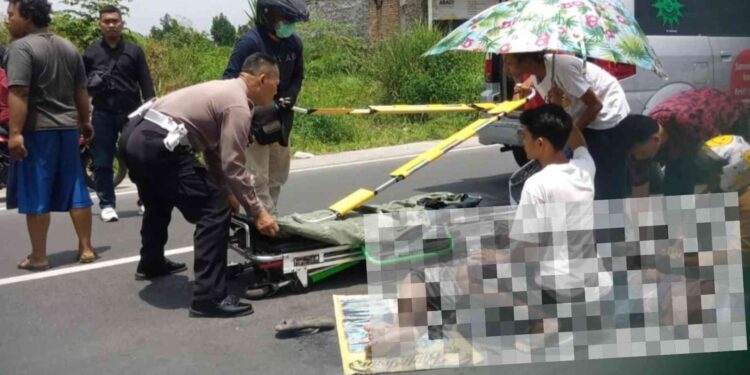 Polisi dan Tim Medis Melakukan Evakuasi Korban Kecelakaan di Godean Sleman