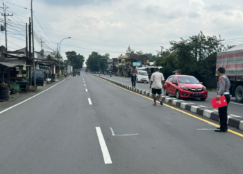 Polisi melakukan olah TKP kecelakaan lalu lintas di Jalan Magelang, Sleman