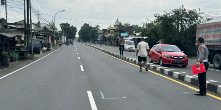 Polisi melakukan olah TKP kecelakaan lalu lintas di Jalan Magelang, Sleman