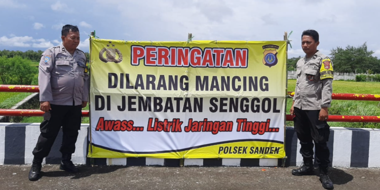 Polsek Sanden Pasang Peringatan Bahaya Mancing di Jembatan Senggol