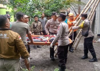 polisi melakukan evakuasi korban tersengat listrik di Sedayu Bantul