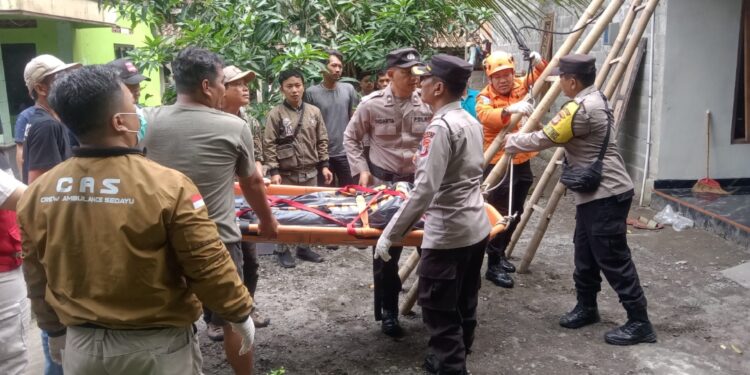 polisi melakukan evakuasi korban tersengat listrik di Sedayu Bantul