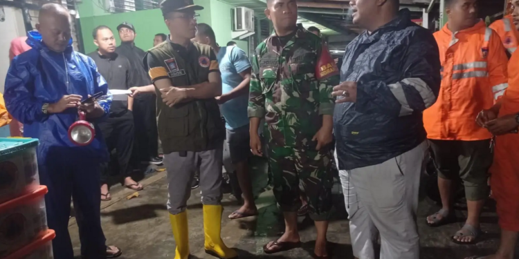 Anggota Tim Reaksi Cepat Penanggulangan Bencana BPBD melakukan pendataan dan penyerahan bantuan untuk rumah terdampak angin puting beliung di Kota Padang, Sumatera Barat